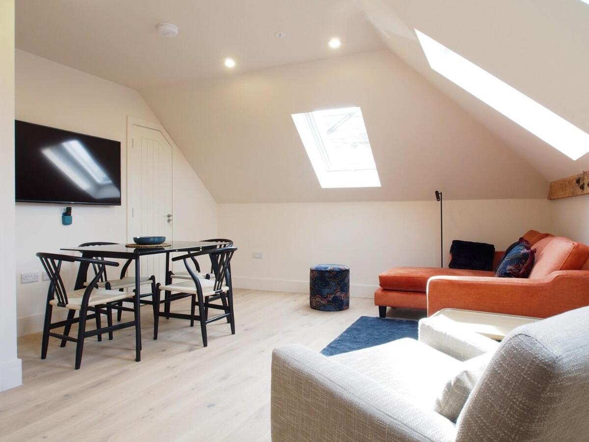 Bright & Airy Mezzanine Loft In - Flat 4, Elgin House *